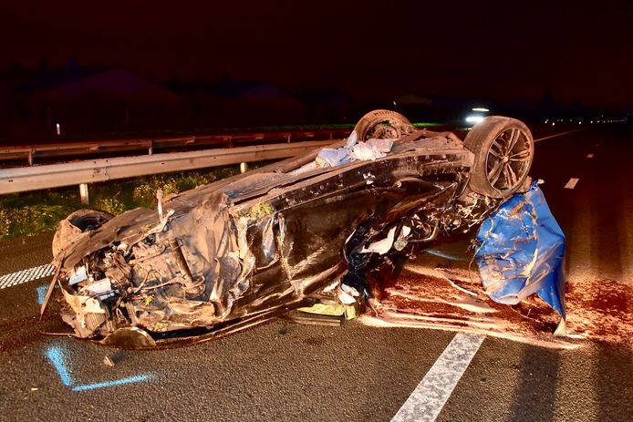 De BMW van de Kortrijkzaan ging verschillende keren over de kop en kwam op zijn dak terecht.