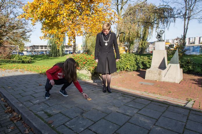 Burgemeester Miranda de Vries met scholiere Jip van de Ven bij de Stolperstein die in Etten-Leur is geplaatst ter nagedachtenis aan Rosa Andriesse, een joodse vrouw die de oorlog niet overleefde.