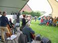 De band Jazzspecs uit Terneuzen trad op tijdens Doe Iets festival op camping Perkpolder.
