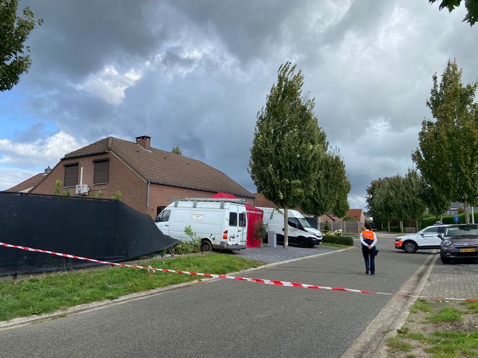 In de Hooghaag in Hamont-Achel is een man overleden nadat hij tegen een omheining en de woning van zijn overburen reed.