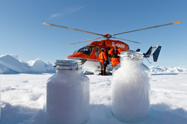 Onderzoekers van het Alfred Wegener Institute gebruiken de helikopter om sneeuwmonsters te maken in het poolgebied. Beeld Alfred Wegener Institut