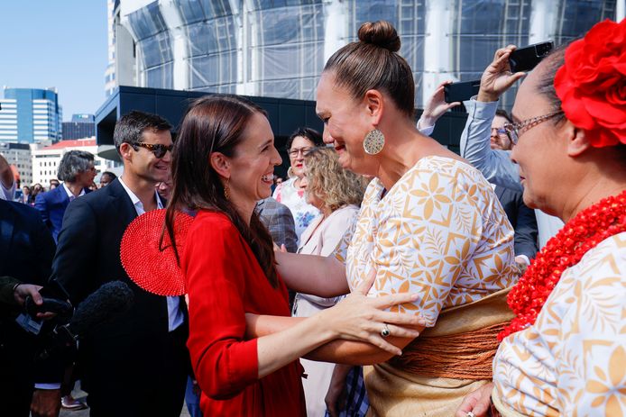 Afscheidnemend premier Jacinda Ardern omhelst inkomend vicepremier Carmel Sepuloni aan het parlement in Wellington.