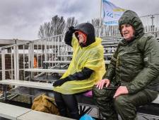 Gerhard (83) en Gerda (56) zitten uren op eerste rang om naar zinken van tunnel te kijken: ‘Vind ‘t machtig’
