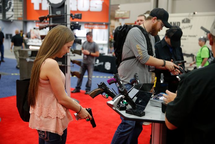 Bezoekers op een wapenbeurs tijdens de jaarlijkse NRA-conferentie die in 2016 plaatsvond in Louisville, Kentucky.