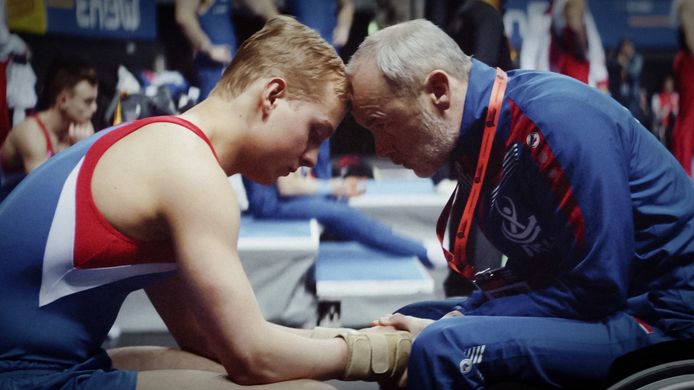 David Wristers als Timo in Goud. Rechts Marcel Hensema, die de rol van vader Ward speelt.