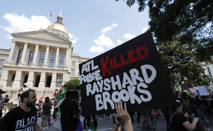 Demonstranten protesteren bij het Georgia Capitol nadat de 27-jarige Rayshard Brooks werd gedood bij een confrontatie met de politie.