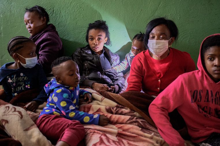Ntombi Zodwa (rode trui), in haar huis zonder elektriciteit in Soweto. Beeld Luca Sola