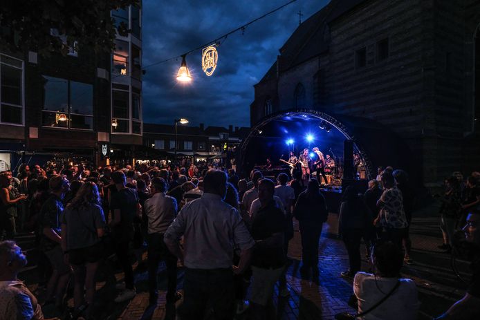 Het Stadsfeest in 2022 op de kop van de Grutstraat in Doetinchem.