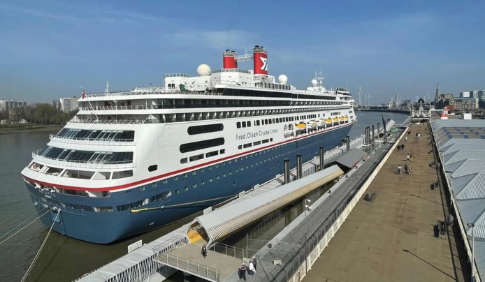 Toeval of niet: nét vandaag meerde de Bolette van Fred. Olsen Cruise Lines aan in Antwerpen. Het cruiseschip is 238 meter lang, kan 1338 passagiers vervoeren en heeft een 615 koppige bemanning aan boord.