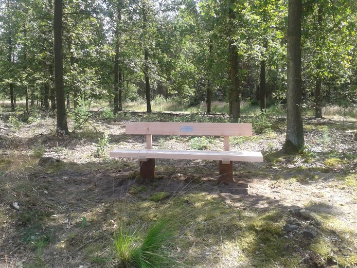 Een sponsorbank in de stijl die ook gaat gelden voor het bomenpark bij Heesch.