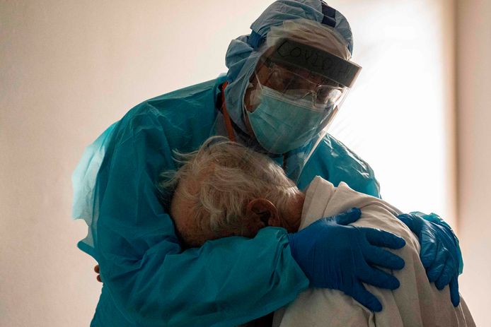 De foto die zoveel mensen heeft geraakt: hoofdarts Joseph Varon troost een oudere man op de corona-afdeling van een ziekenhuis in Houston (Texas).