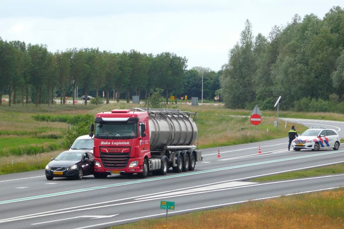 Op de N50 bij Kampen botsten zondagmiddag een vrachtwagen en een auto.