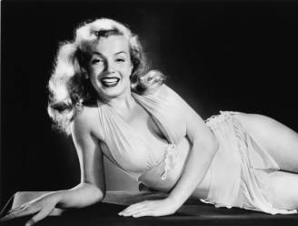 Drie mislukte huwelijken, een vreselijke jeugd en een nachtkastje vol medicijnen: het bewogen leven van Marilyn Monroe