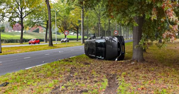 Auto belandt op zijkant na botsing in Tilburg, geen gewonden.