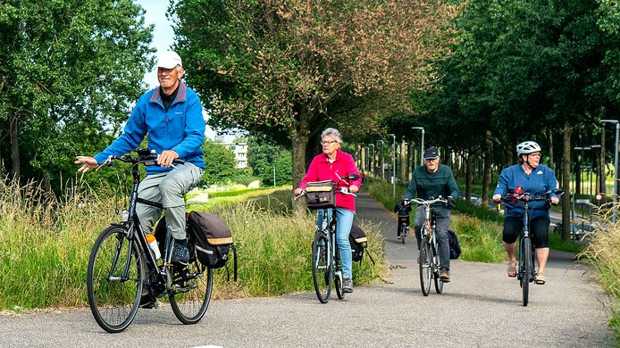 De fietsvierdaagse is na twee jaar weer terug, tweehonderd wielrenners zijn dinsdagmorgen van start gegaan.