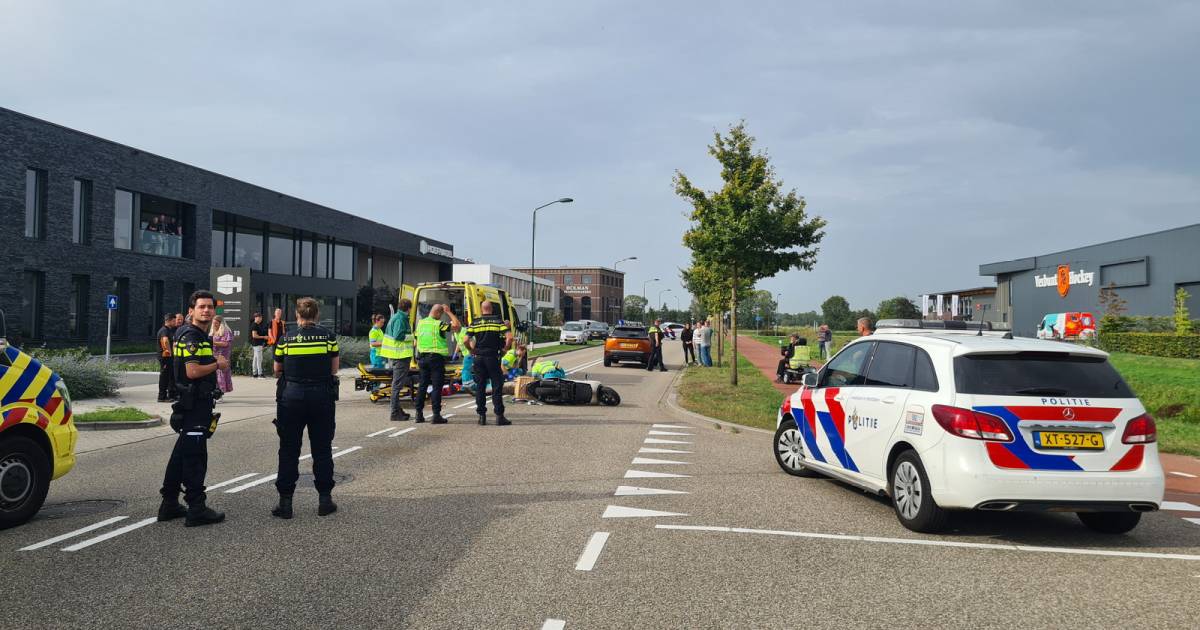 Scooterrijder gewond bij botsing met lesauto in Kaatsheuvel, met spoed naar ziekenhuis.
