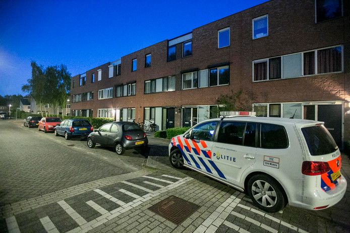 De politie aan de Emily Brontésingel in Arnhem.