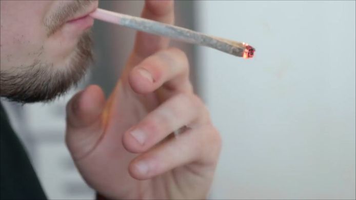 Té ontspannen door cannabis: bestuurder zigzagt gevaarlijk langzaam ...