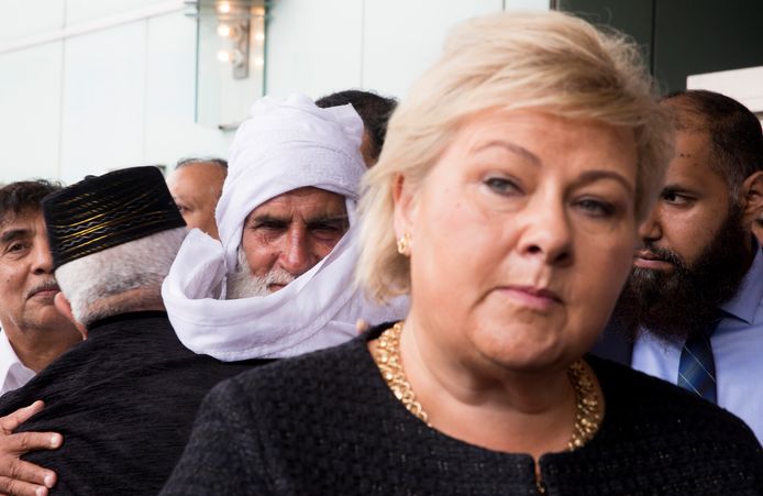De Noorse premier Erna Solberg heeft een bezoek gebracht aan de getroffen gemeenschap. Ze had een ontmoet met onder meer Mohamed Rafiq, die de schutter met een andere moskeebezoeker tegen de grond werkte.