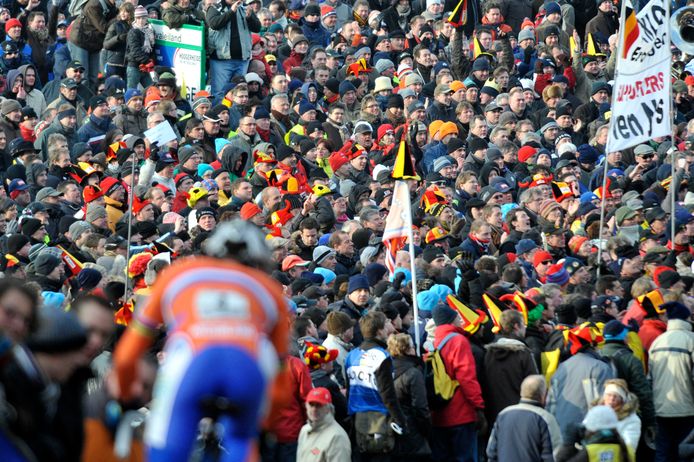 In 2009 zat het zwart van de mensen op de Brabantse Wal.