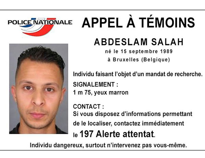Het signalement Abdeslam Salah, de enige overlevende terrorist van de aanslagen in Parijs. Enkele dagen voor de aanslagen van 22/3 in Brussel werd hij in Molenbeek door speciale eenheden ingerekend.