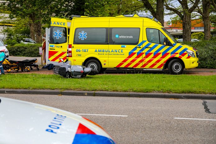 Bij een aanrijding in Apeldoorn is de bestuurster van een scooter gewond geraakt.
