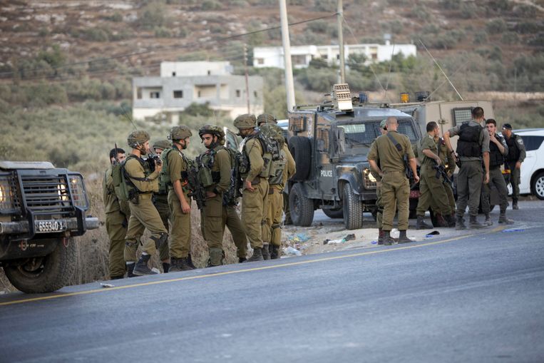 Israëlische soldaten komen samen na de fatale schietpartij. Beeld ap