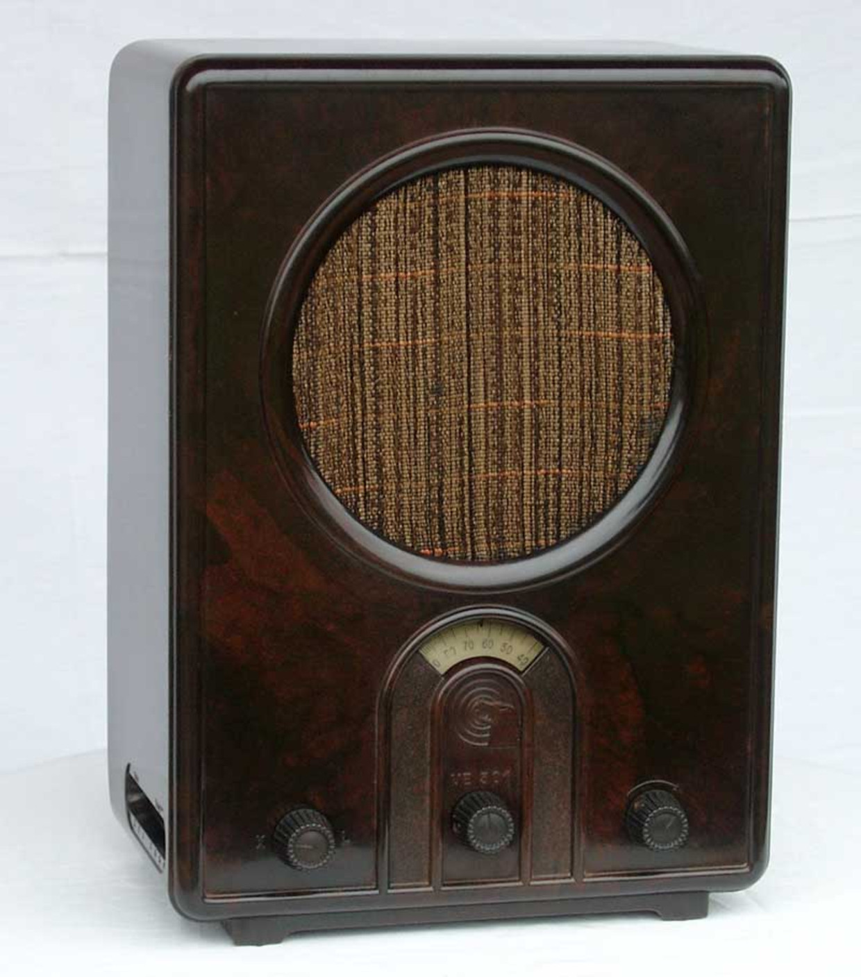 Volksempfänger VE301, ontworpen door Walter Maria Kersting en Otto Griessing, in productie genomen in 1933.  Beeld Deutsches Historisches Museum
