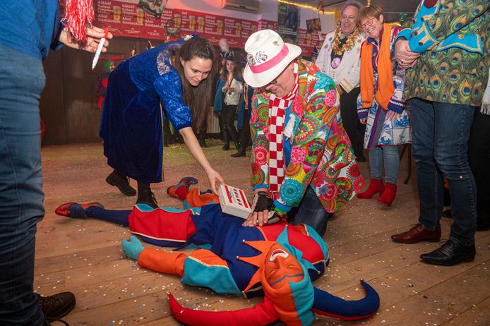 De Confrontatie tussen college en Stijloren. Op carnavalsmaandag steken B en W en de Stijloren traditiegetrouw de draak met elkaar tijdens de Confrontatie, in Marktzicht.