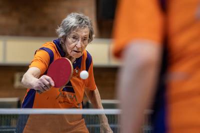 Te oud om te sporten? Tachtigers Net, Trees en Adri bewijzen achter de tafeltennistafel het tegendee