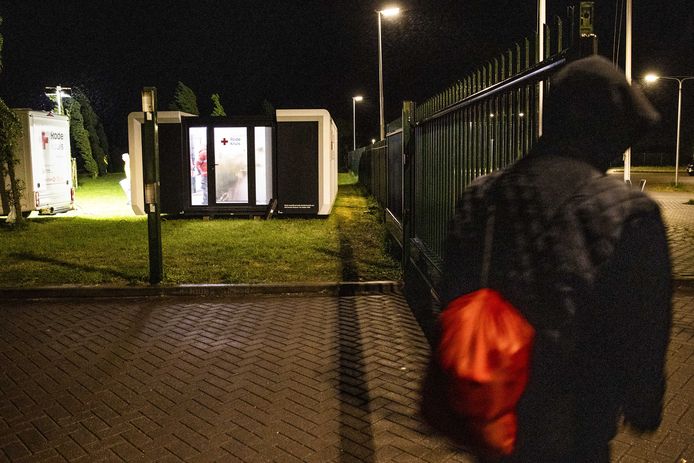 Foto ter illustratie. Het Rode Kruis heeft twee weken geleden nood accommodatie opgezet bij het overvolle aanmeldcentrum in Ter Apel om asielzoekers in op te vangen.
