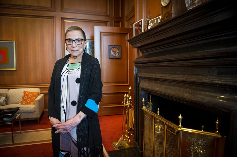 Ruth Bader Ginsburg in 2014 in haar kamer in het Supreme Court in Washington.  Beeld AP