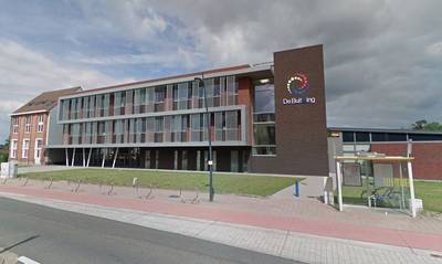 Mechelse herder bijt in het rond op Belgisch schoolplein