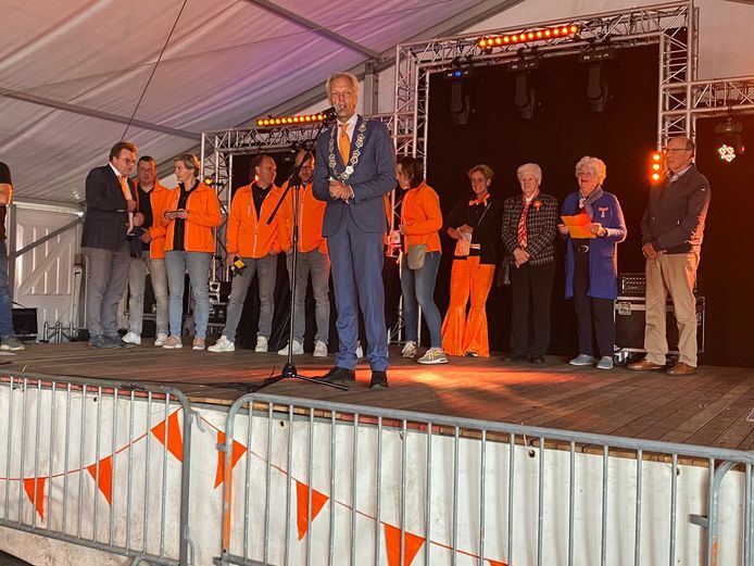 Burgemeester Sjors Fröhlich van Vijfheerenlanden tijdens Koningsdag 2022 in Meerkerk.