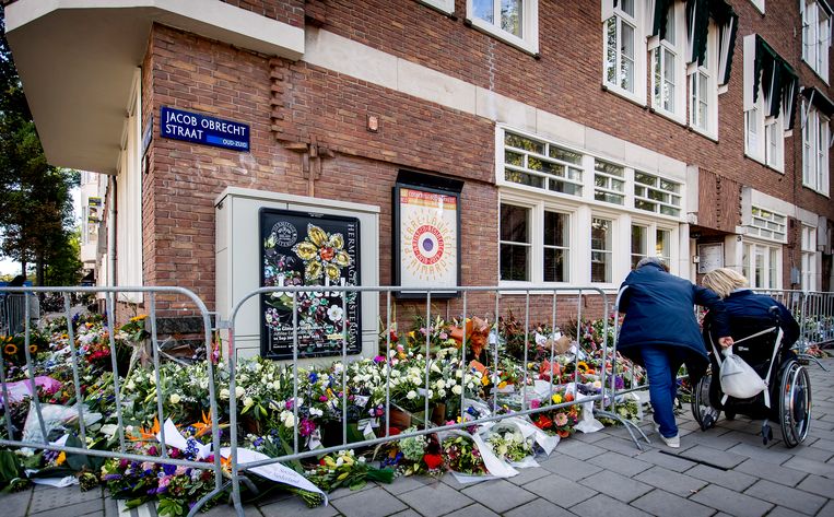 Mensen leggen bloemen bij het kantoor van de doodgeschoten advocaat Derk Wiersum. De raadsman van kroongetuige Nabil B. werd op straat in Amsterdam-Buitenveldert geliquideerd. Beeld ANP