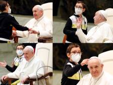 Un petit garçon se présente devant le pape et tente d’attraper sa calotte