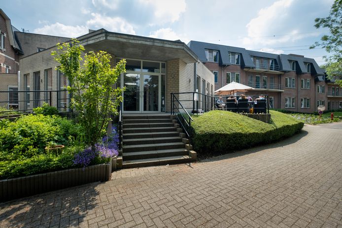 Stunning High End Condominiums With Rooftop Entertainment Areas image