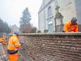Restauratie van eeuwenoude Wambeekse kerkhofmuur gestart