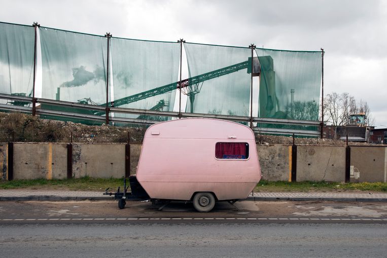 Op deze parkeerstrook bij het industrieterrein Keulen-Eifeltor wachten prostituees in tien tot vijftien caravans op hun klanten. De ruimte tussen twee caravans is precies groot genoeg voor het parkeren van een personenauto. Beeld HJ Hunter