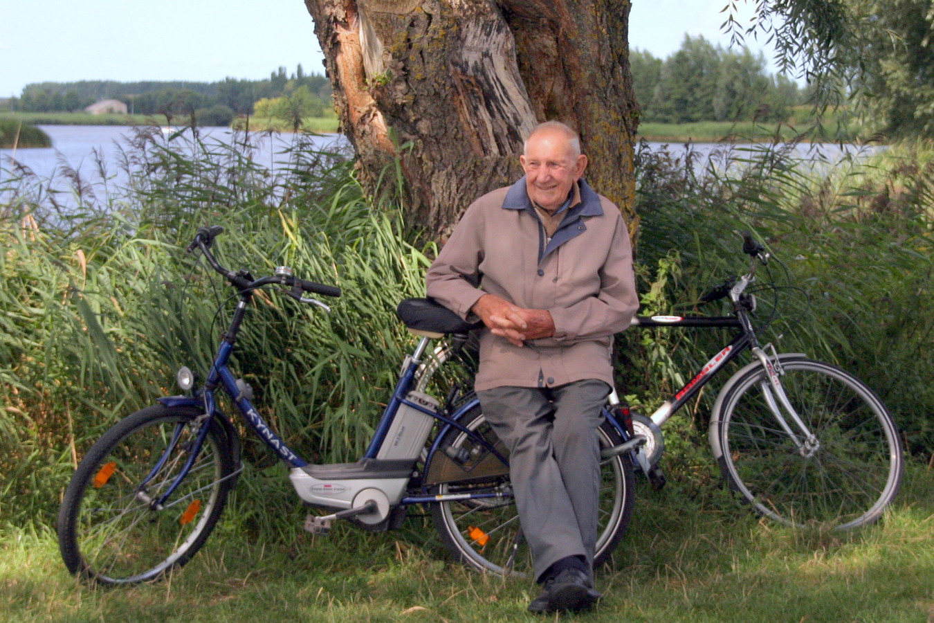 Dorp neemt afscheid van Louis De Roo | Foto | hln.be