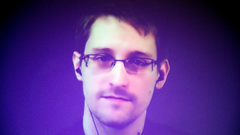 NSA-klokkenluider Edward Snowden in beeld via een videoverbinding tijdens een door Amnesty International georganiseerde bijeenkomst in Parijs, in december vorig jaar. Beeld ap