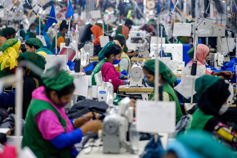 Een kledingfabriek in Bangladesh. Beeld AP