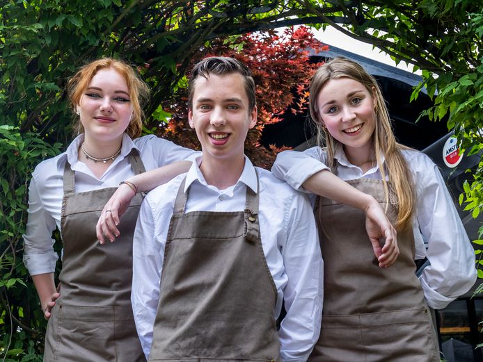 Carmen van Hees (15), Jasper Willigenburg (16) en Kiki Stip (15) hebben zelfvertrouwen opgedaan door hun werk bij restaurant Klein Zwitserland.