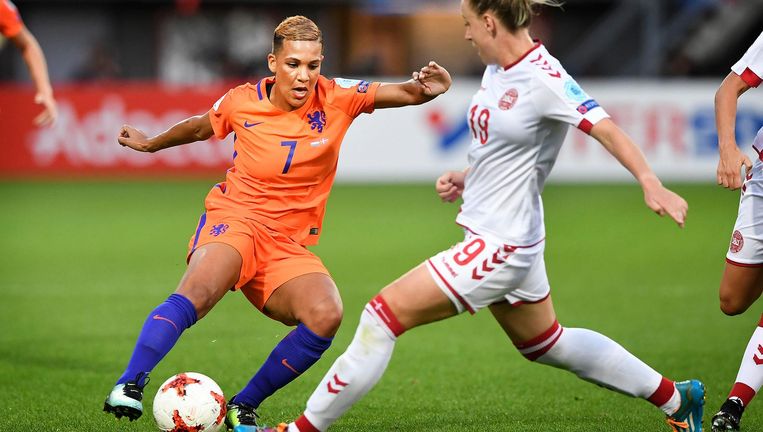 In actie tegen de Deense Cecilie Sandvej. Als ze aanzet, zindert het stadion. 'Vet. Ik krijg daar kracht van.' Beeld Guus Dubbelman / de Volkskrant