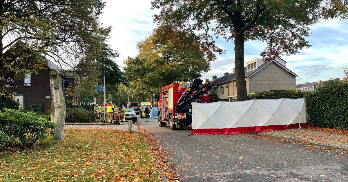 Zwaargewonde bij ongeluk in Harderwijk, omgeving in woonwijk afgezet met linten en scherm.