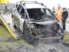 Auto brandt volledig uit op provinciale weg bij Enter, verkeer loopt vast