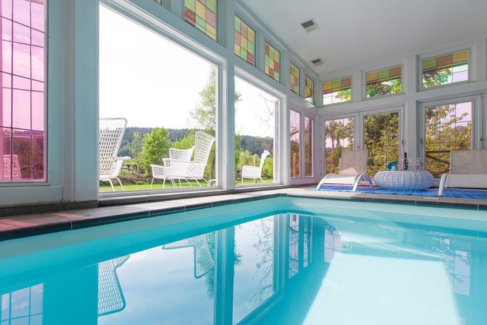 Het royale buitenverblijf is ingericht met moderne-landelijke elementen, Scandinavische invloeden en kleuraccenten.