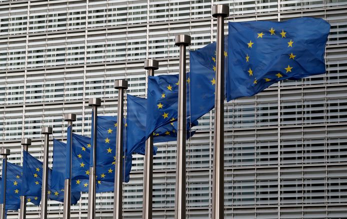 Europese vlaggen wapperen voor het gebouw van de Europese Commissie in Brussel.
