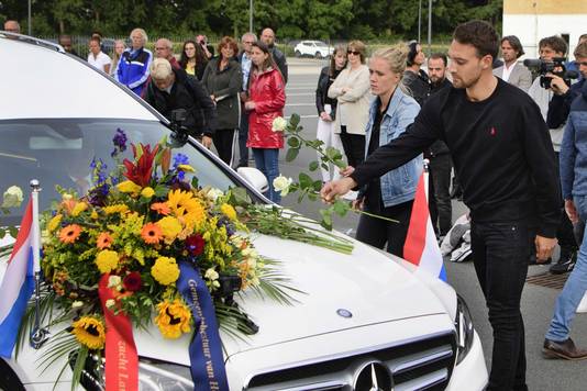 Kjeld Nuis legt een roos op de rouwauto.