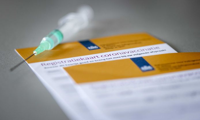 Een registratiekaart coronavaccinatie. Het certificaat wordt verstrekt aan mensen die volledig zijn gevaccineerd tegen het coronavirus.